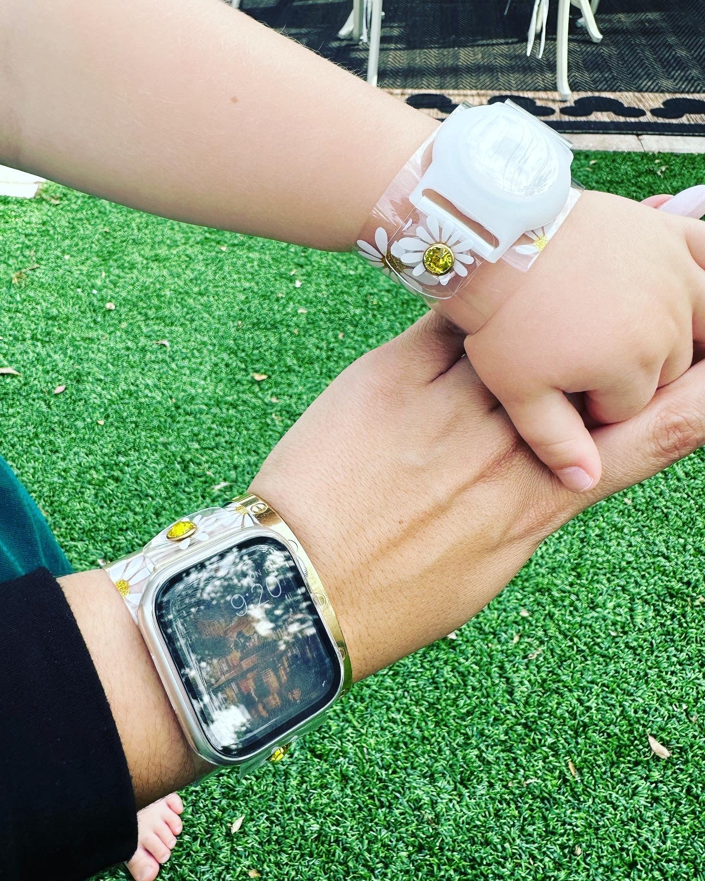 Anya style transparent PVC waterproof band perfect for all year round. The band has scattered daisies with a glittery gold center. The design is embellished with clear crystals with a gold rim. Frosted White Air Tag holder will act as the band's center.